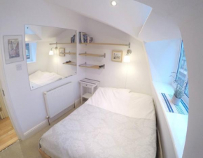 Quiet double bed & private bathroom